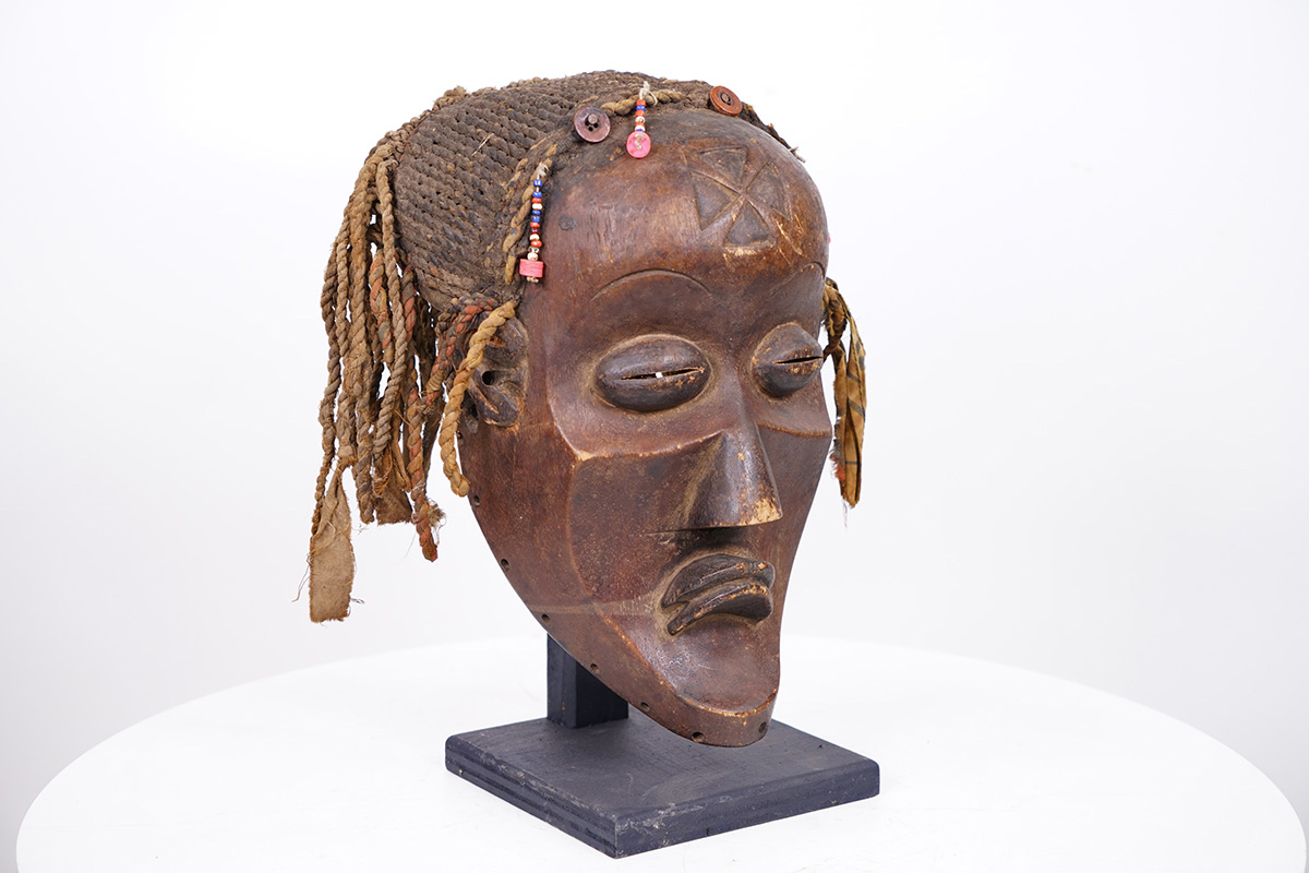 Chokwe Mask 13 on Stand - DR Congo - African Art - Discover African Art :  Discover African Art