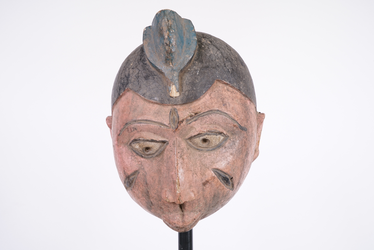 Yoruba, Nigeria: a head crest mask of the 'Gelede' type, with a male figure  carved out from the same piece. - Tribal Art - Africa 2016/06/09 - Starting  bid: EUR 1,800 - Dorotheum